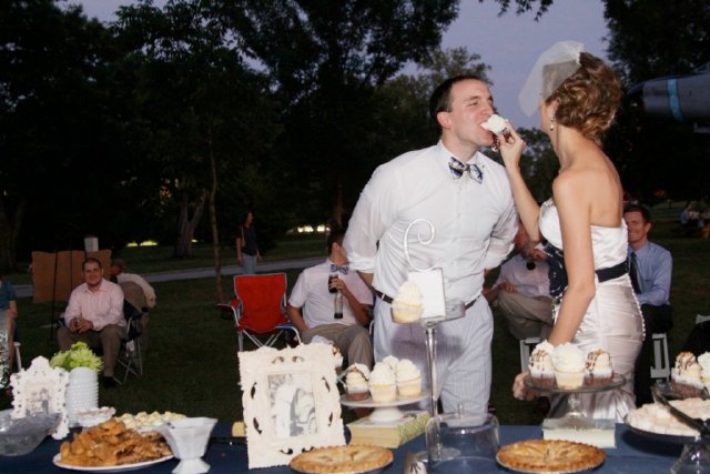 bride, groom, wedding cupcakes, nashville wedding,centennial park